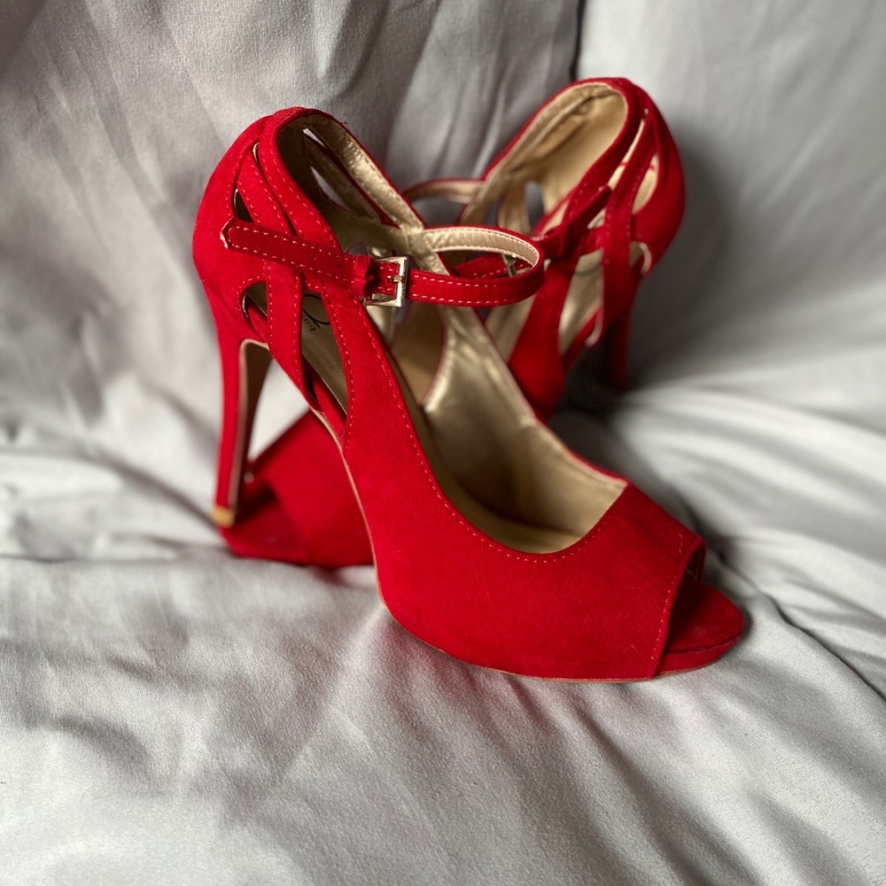 BAKERS  Red Pumps